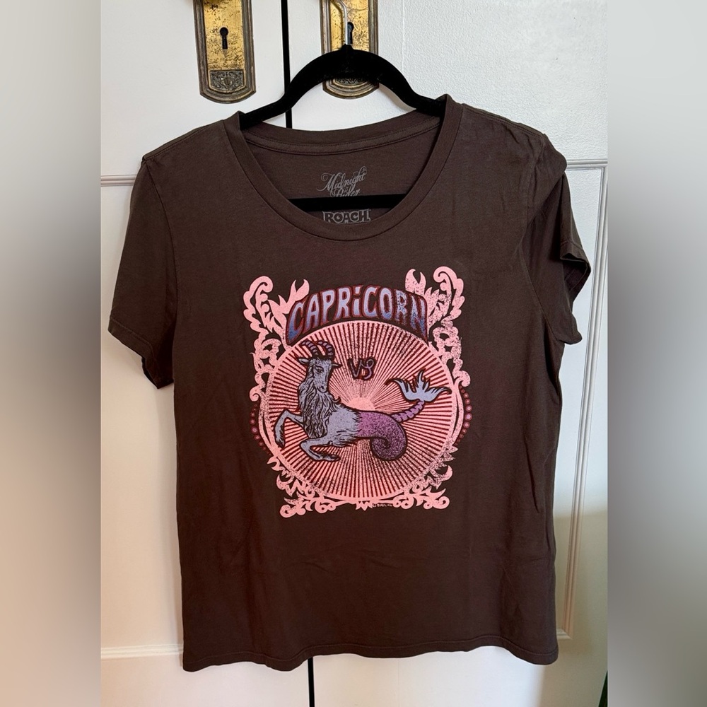 Capricorn Graphic Brown T-Shirt NWOT Medium